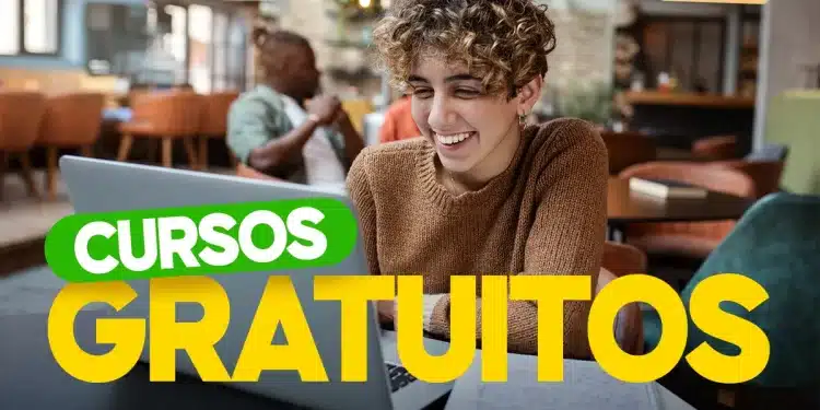 Jovem sorridente estudando com laptop em cafeteria, banner de cursos gratuitos.