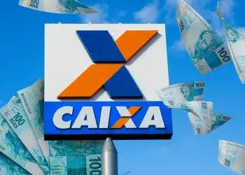 Placa da Caixa Econômica Federal com logo azul e laranja sobre fundo azul e notas de 100 Reais voando ao redor