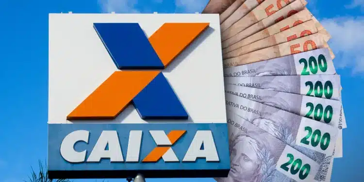 Logotipo da Caixa Econômica Federal ao lado de cédulas de dinheiro brasileiro em reais