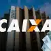 Edifício sede da CAIXA com cédulas de 100 reais representando saque disponível