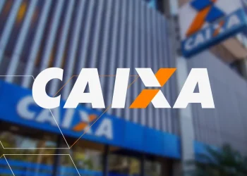 Logo da Caixa Econômica Federal com a fachada do banco ao fundo, destacando o auxílio financeiro para estudantes da rede pública.