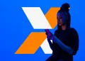 Jovem usando smartphone com fundo azul e logo colorido