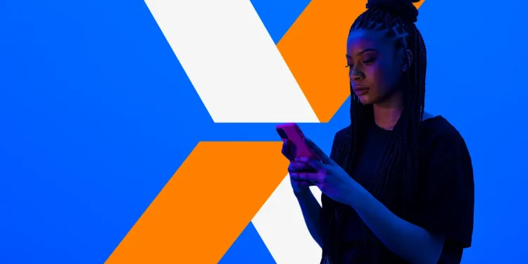 Jovem usando smartphone com fundo azul e logo colorido