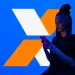 Jovem usando smartphone com fundo azul e logo colorido