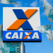 Logo da CAIXA com cédulas de cem reais representando saque de R$ 6.200