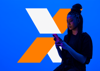 Mulher concentrada usando smartphone em fundo azul com formas geométricas laranjas durante solicitação digital de benefício