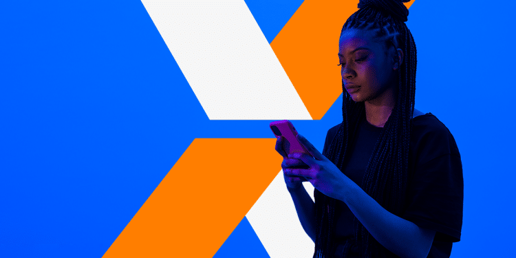 Mulher concentrada usando smartphone em fundo azul com formas geométricas laranjas durante solicitação digital de benefício