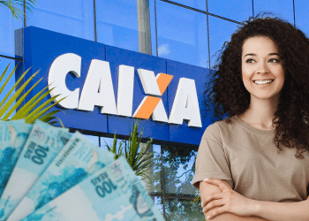 Beneficiária sorridente em frente à sede da Caixa com cédulas de cem reais representando saque de R$ 6.220