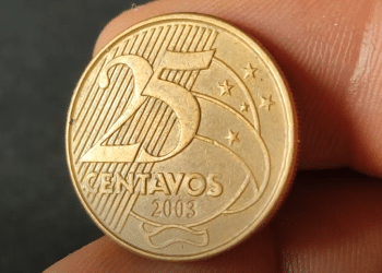 Close-up da moeda de 25 centavos do ano 2003, destacando os detalhes que podem indicar um erro raro de cunhagem.
