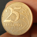 Close-up da moeda de 25 centavos do ano 2003, destacando os detalhes que podem indicar um erro raro de cunhagem.