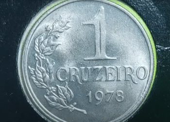 Moeda brasileira de 1 Cruzeiro de 1978 em Flor de Cunho (FDC) ou Soberba, com a legenda, valor facial e o galho de café visíveis, indicando alto valor de coleção.