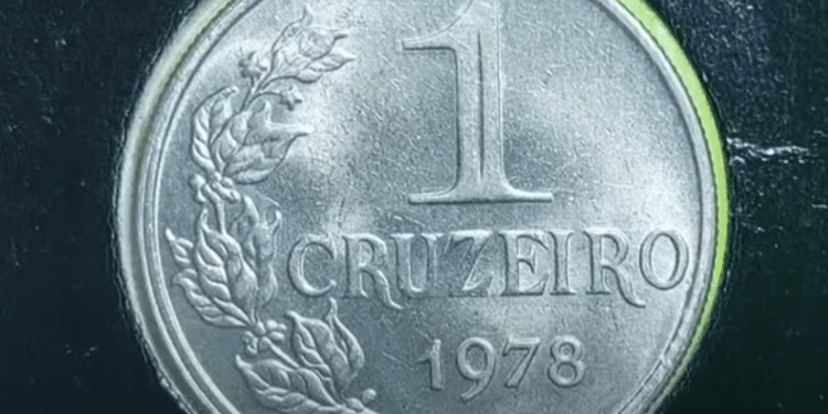 Moeda brasileira de 1 Cruzeiro de 1978 em Flor de Cunho (FDC) ou Soberba, com a legenda, valor facial e o galho de café visíveis, indicando alto valor de coleção.