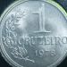 Moeda brasileira de 1 Cruzeiro de 1978 em Flor de Cunho (FDC) ou Soberba, com a legenda, valor facial e o galho de café visíveis, indicando alto valor de coleção.