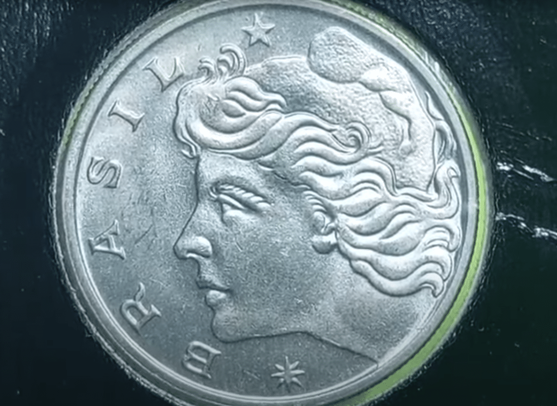 Anverso da moeda de 1 Cruzeiro de 1978 em excelente conservação, exibindo a efígie da República, o barrete frígio e a legenda "Brasil".