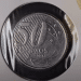 Moeda brasileira de 50 Centavos, ano 2002, guardada em proteção para colecionador, indicando seu potencial de valorização acima de R$ 100 na numismática.