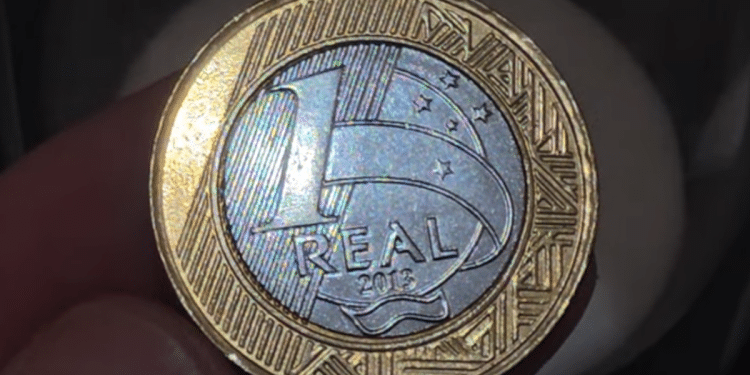 Close-up da moeda de 1 Real com o ano 2013, o exemplar comum que, com um defeito de cunhagem, pode valer uma fortuna entre colecionadores de moedas raras.