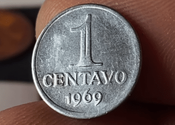 Moeda brasileira de 1 Centavo do ano de 1969, da série Cruzeiro Novo, procurada por colecionadores devido ao raro erro de reverso invertido ou horizontal.