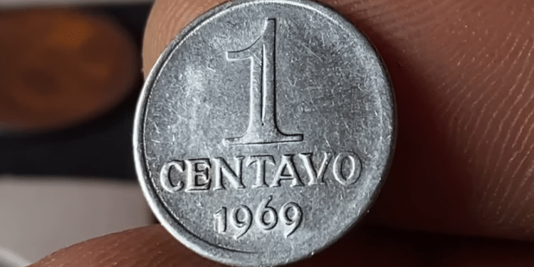 Moeda brasileira de 1 Centavo do ano de 1969, da série Cruzeiro Novo, procurada por colecionadores devido ao raro erro de reverso invertido ou horizontal.