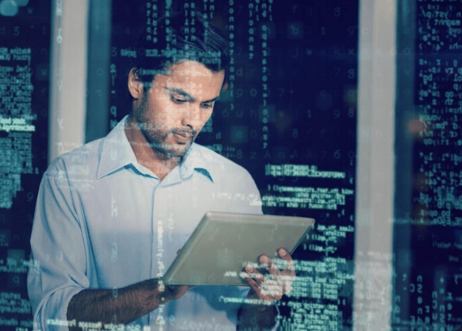 Homem com camisa social olhando atentamente para um tablet, com uma sobreposição de códigos e dados digitais, representando o foco e a expertise de um Cientista ou Engenheiro de Dados.