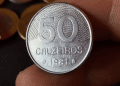 Detalhe da moeda brasileira de 50 Cruzeiros, datada de 1981, de alto valor para colecionadores (numismática).