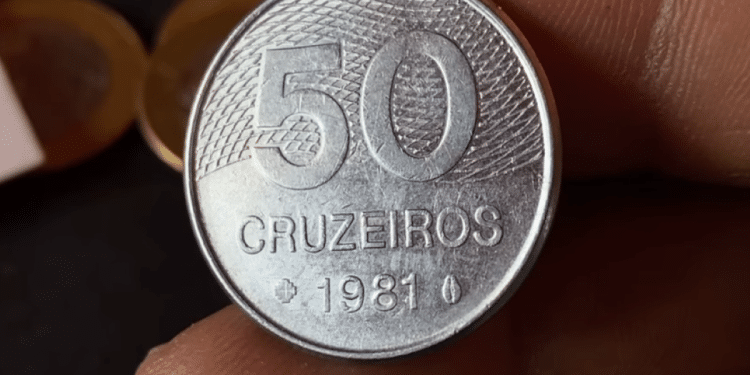 Detalhe da moeda brasileira de 50 Cruzeiros, datada de 1981, de alto valor para colecionadores (numismática).
