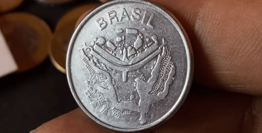 Detalhe do anverso da moeda brasileira de 50 Cruzeiros de 1981, exibindo o Brasão da República e o nome "BRASIL".