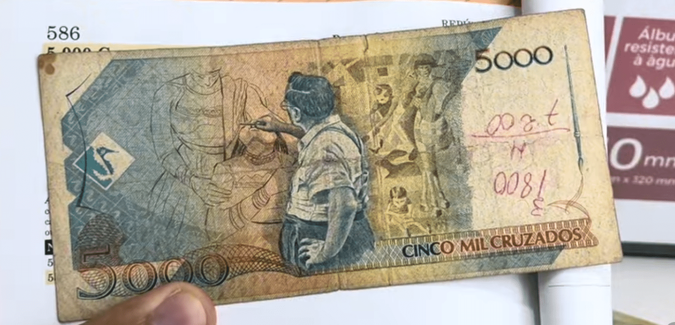 Um colecionador manuseando uma cédula de 5.000 Cruzados com anotações, ilustrando a busca por raridades como a nota de 100 Cruzados sem carimbo (série 6015).