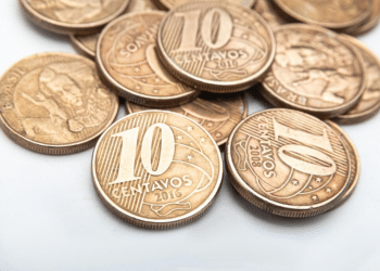 Close-up de moedas de 10 centavos com anos variados (2016, 2008), ilustrando as raras que podem valer mais de R$ 150 devido a defeitos de cunhagem.