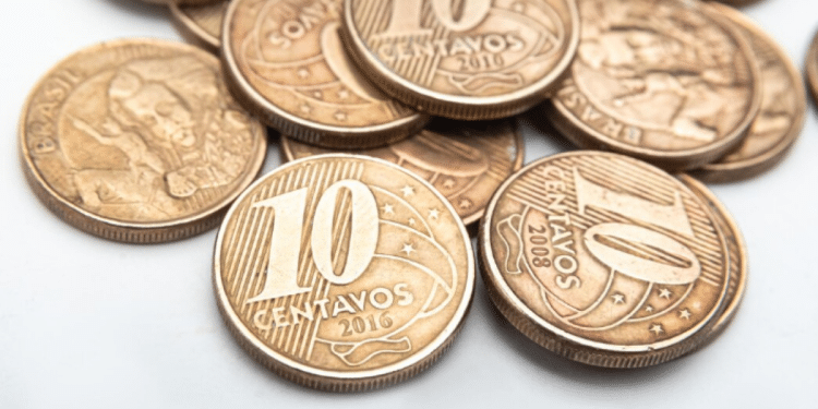 Close-up de moedas de 10 centavos com anos variados (2016, 2008), ilustrando as raras que podem valer mais de R$ 150 devido a defeitos de cunhagem.