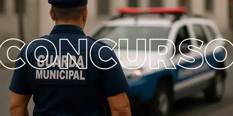 Guarda Municipal de costas com viatura e texto 'CONCURSO', ilustrando os requisitos para concursos da área como ensino médio, CNH e idade.