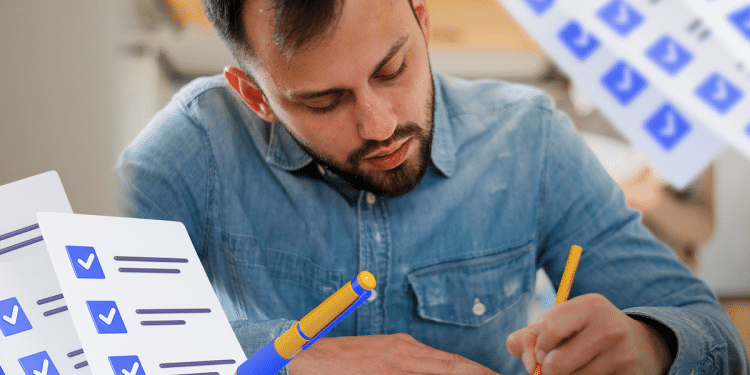 Homem jovem escrevendo em caderno enquanto folhas com checklists de tarefas completas flutuam ao redor.