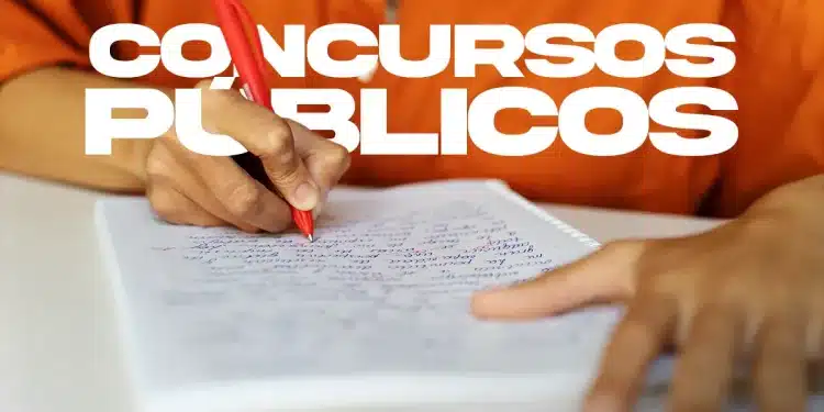 Pessoa preenchendo prova de concurso público com prazo final em 16 de outubro