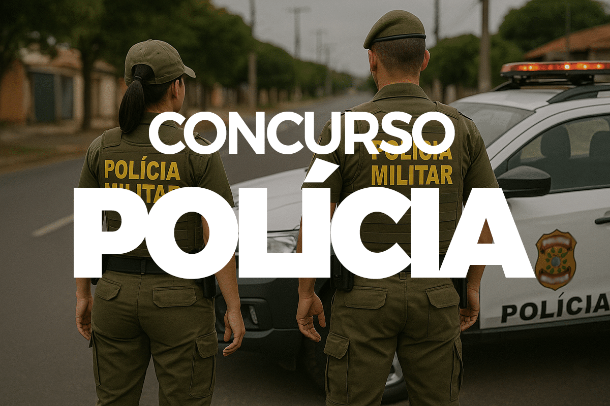 Dois policiais militares de costas em uniformes verde-oliva ao lado de viatura oficial em patrulhamento urbano