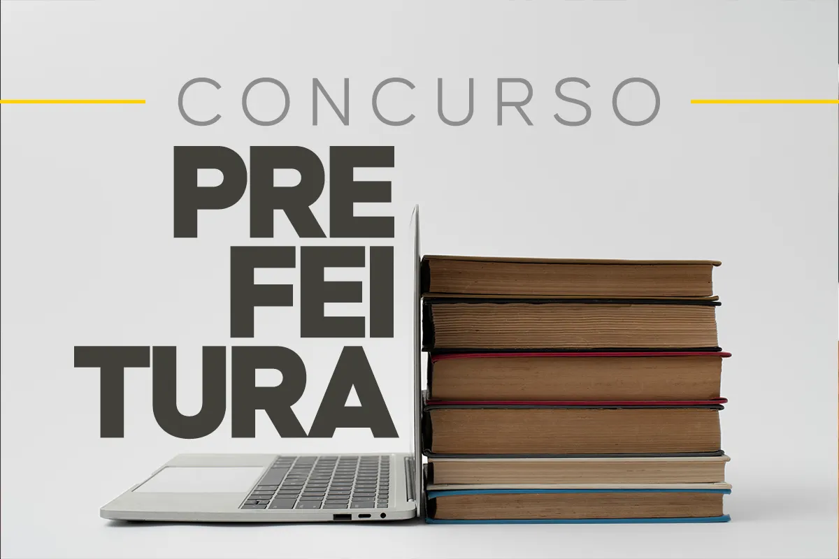 Pilha de livros e laptop com o texto "CONCURSO PREFEITURA". Material de estudo para candidatos às vagas de Professor, Técnico de Enfermagem e demais cargos.