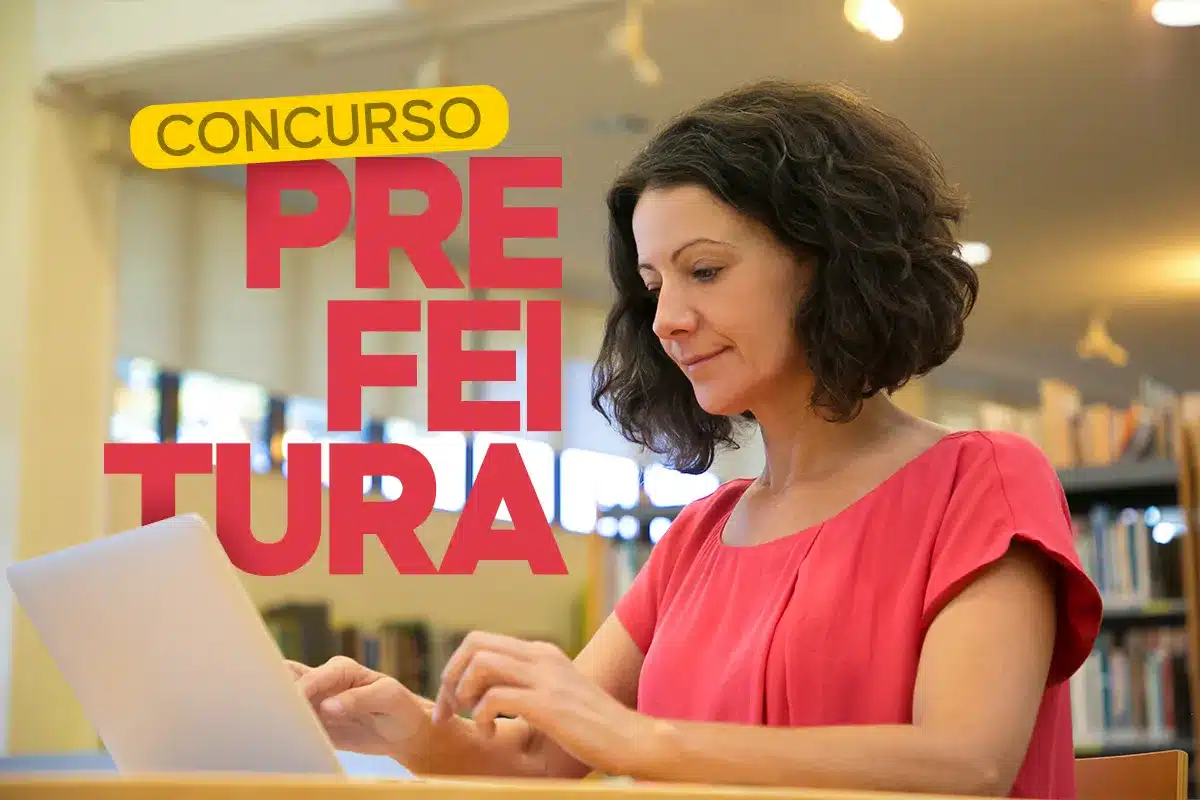 Mulher de blusa vermelha analisando documento em biblioteca verificando requisitos para se candidatar em concurso público de prefeitura