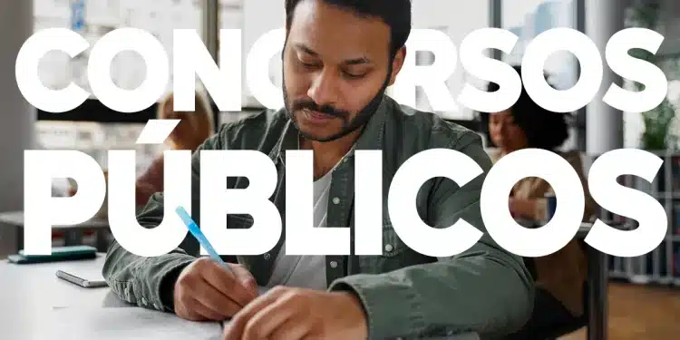 Mão preenchendo o cartão de respostas da prova, representando os candidatos ao concurso público para os cargos de Contador, Vigia e Oficial Administrativo da Câmara Municipal.