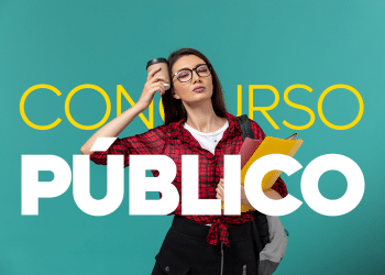 Mulher cansada segurando cabeça com copo de café, estudando para concurso público