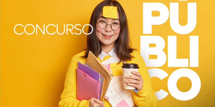 Estudante organizada de suéter amarelo com post-it na testa carregando livros coloridos e café durante preparação para concursos