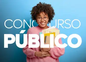 Mulher negra sorridente com óculos, segurando livros e documentos, com fundo azul e texto Concurso Público