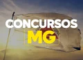 Bandeira de Minas Gerais ao pôr do sol com texto Concurso MG em destaque