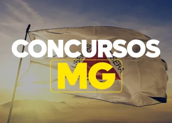 Bandeira de Minas Gerais ao pôr do sol com texto Concurso MG em destaque