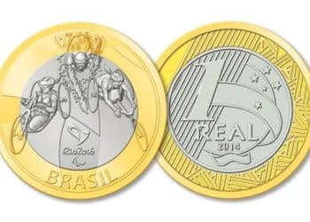Ilustração dupla da moeda de 1 Real Comemorativa do Paratriatlo (Rio 2016), mostrando o atleta na cadeira de rodas no anverso e a face de 1 Real com o ano 2014 no reverso, fundamental para identificar erros de cunhagem.