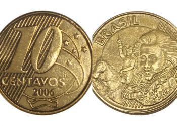 Duas faces da moeda de 10 centavos (ano 2006), destacando a efígie de D. Pedro I. A imagem representa uma moeda rara, procurada por colecionadores por apresentar potencial erro de cunhagem.