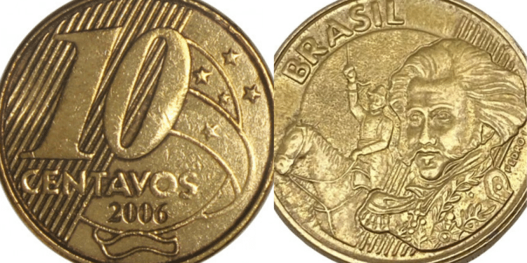Duas faces da moeda de 10 centavos (ano 2006), destacando a efígie de D. Pedro I. A imagem representa uma moeda rara, procurada por colecionadores por apresentar potencial erro de cunhagem.