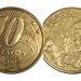 Duas faces da moeda de 10 centavos (ano 2006), destacando a efígie de D. Pedro I. A imagem representa uma moeda rara, procurada por colecionadores por apresentar potencial erro de cunhagem.
