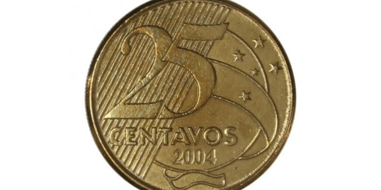 Close-up do reverso da moeda de 25 centavos do ano 2004, que pode valer até R$ 200 caso apresente o raro erro de cunhagem invertida.