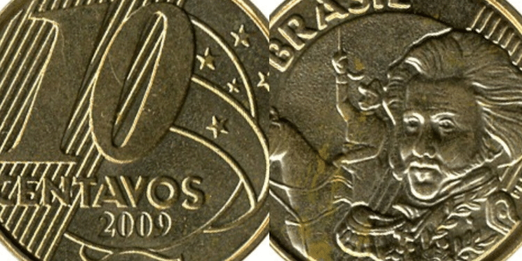 Imagem da moeda de 10 centavos do ano de 2009, lado a lado com o busto do Patrono (Dom Pedro I). A foto ilustra uma peça rara, muito procurada por colecionadores devido a erros de cunhagem que elevam seu valor a R$ 400.
