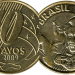 Imagem da moeda de 10 centavos do ano de 2009, lado a lado com o busto do Patrono (Dom Pedro I). A foto ilustra uma peça rara, muito procurada por colecionadores devido a erros de cunhagem que elevam seu valor a R$ 400.