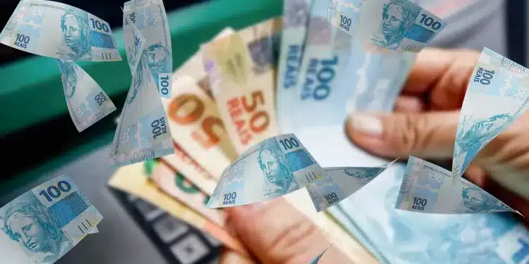 Representação visual de notas de dinheiro brasileiras, com foco nas cédulas de 100 e 50 reais, em contexto de recebimento, ilustrando os benefícios do Pé-de-Meia para o Enem 2025.