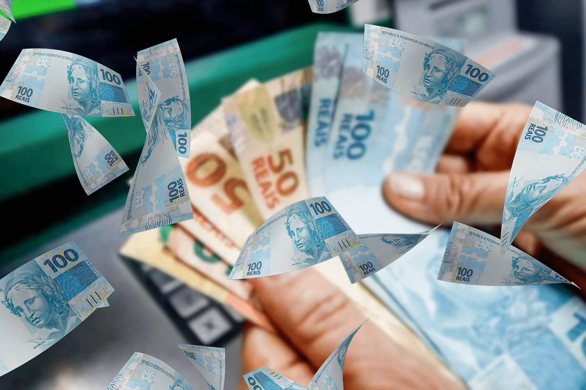 Mãos contando cédulas de cinquenta e cem reais com notas flutuando representando liberação de R$ 6.220 pela Caixa